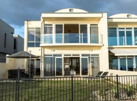 Beach Bliss - Ocean Views - Private Beach Access，位于Grange的酒店