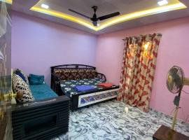 Private Room At Sai Sanis Villa Ghodbender Road Kasarvadavali Thane West，位于Kolshet的酒店