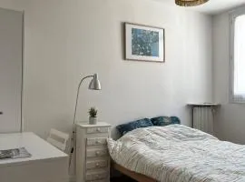 Bright Bedroom 15 min to Paris Center with 5 mins walk to metro railway RER B