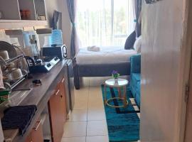 Modern & Cozy Studio with SWIMMING POOL，位于Kiambu的带停车场的酒店