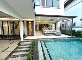 Zensiri Brand New Luxury Pool Villa，位于芭堤雅市中心的酒店