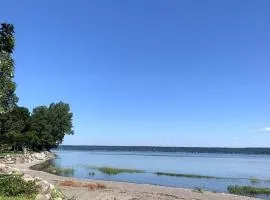 Mini-maison sur le bord du fleuve