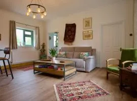 Tring Grange Cottage - Sleeps 2 - Onsite Parking