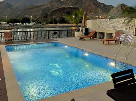 Al Dana Palma Villa - Luxury 4-bedroom villa with Heated Pool & Mountain Sea View，位于富查伊拉的酒店