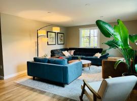Modern Midtown Base Camp with 3 Luxe King Beds，位于安克雷奇的公寓