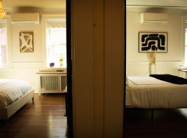Chateau Connellsville MCM Minimalist Suite，位于Connellsville的酒店