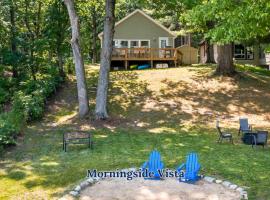 Dog-Friendly Idyllic Lakefront Home，位于Pullman的酒店