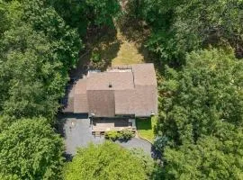 Woodlands Hideaway- Hot Tub Grill & Games