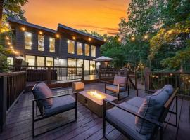 HGTV Cabin- 2 Private Acres -Patio Oasis Dogs OK，位于斯蒂芬斯穴窟的酒店