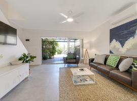 Sandpiper - Steps to Beach - BBQ - Courtyard，位于Port Adelaide的酒店