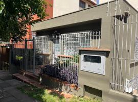 Casa para 9 pessoas perto da Dom Pedro 2，位于阿雷格里港的酒店