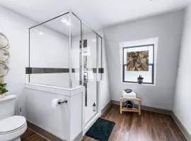 Large Suite Near Downtown Boerne By River