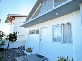 Lakeview Loft with Sunset Deck，位于Palavit的酒店
