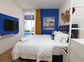 Casa Indigo - KBP with swimming pool, large kitchen and dining area, near Whoosh Station，位于Padalarang的别墅