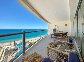 Serenity by the Sea Stunning Beachfront Condo #1003，位于Playa Encanto的酒店