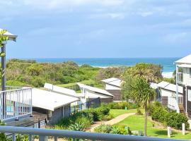 Aqua Villa at Caves Beach Villas，位于洞穴海滩的酒店