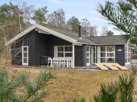 Lovely Cottage Near A Fantastic Beach，位于维斯特索马肯的带按摩浴缸的酒店