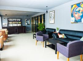Tris Estates Hotel & Suites，位于Dwarzohn的酒店