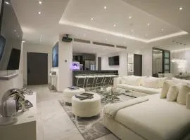 Luxury 3BR Apt, WiFi 1Gb, Laundry, Pools, Gym