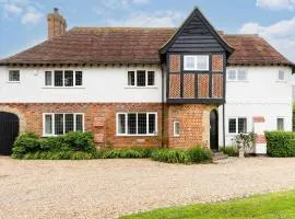 Charming Beach Getaway - Spacious 4BR sunny garden