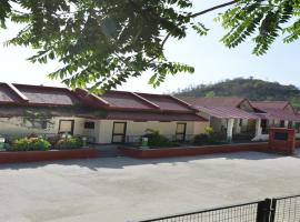 Tikkar Taal Tourist Resorts，位于Morni的酒店