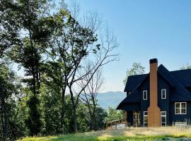 Pet Friendly Mountaintop 4-5 Bdrms Sleeps 12 -18，位于Talking Rock的酒店