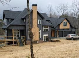 Pet Friendly, Stunning Mountaintop Home Nestled In The Blue Ridge Mountains,,，位于Talking Rock的酒店