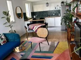 Appartement 3 pièces avec parking couvert gratuit.