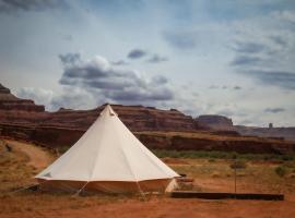 Glamping Queen Tent At Private Riverside Ranch，位于摩押的酒店