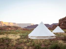 Glamping Queen Tent At Private Riverside Ranch，位于摩押的酒店