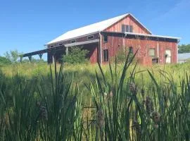 Historic Converted Barn Loft at Sobremesa Farm