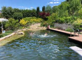 G&auml;stehaus GoldGelb，位于于尔齐希的带泳池的酒店