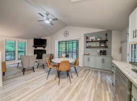 Stylish Retreat w Fireplace Games & Pool Access，位于Hedgesville的酒店