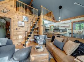 Upscale w Fireplace Fire Pit Games in Gated Comm，位于Paw Paw的酒店