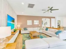 SUPER SIZE - 11BDr SPACiOUS HOME w POOL & HOT TUB