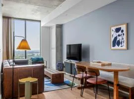 Modern Rainey St Oasis - Pool with Stunning Views
