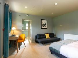 The Cowdray Arms，位于Worth的酒店