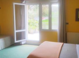 Habitación triple con bañera y terraza HOTEL SUITE MIOÑO，位于乌迪亚莱斯堡的酒店
