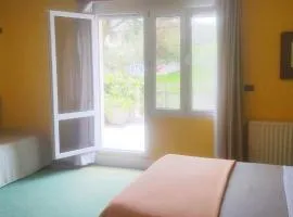 Habitación triple con bañera y terraza HOTEL SUITE MIOÑO