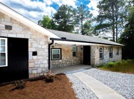 Modern 4BR Home Great Location Spacious，位于科尼尔斯的酒店