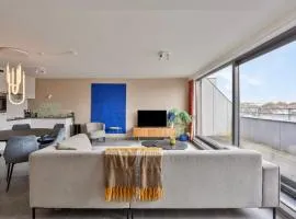 Ruim 2 slaapkamer appartement met parking nabij NAVO