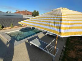 California 'Luxe Boho' with Pool，位于伊丘卡的酒店