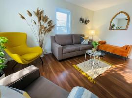 Wellington PEC Cottage Steps to Downtown and Beach，位于惠灵顿的酒店