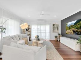 Three Galahs - Sleeps 8 Luxe Riverside Retreat，位于Repton的酒店
