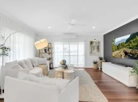 Three Galahs - Sleeps 8 Luxe Riverside Retreat