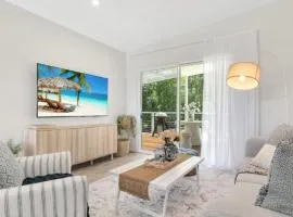 Cockatoo - Sleeps 5, Luxe Riverside Retreat