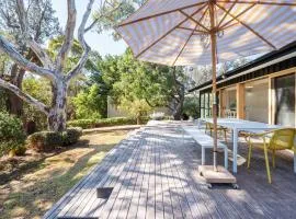 Arlo Beach House - Beachside, Pet Friendly, Fireplace