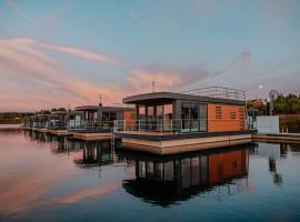 Floating House at Lake Bärwalder See，位于Klitten的酒店