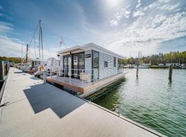 Houseboat in Peenemünde on the Baltic Sea，位于佩讷明德的船屋