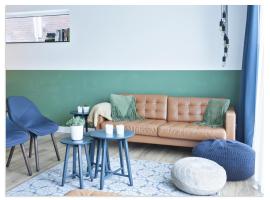 Waterfront Holiday Home with Terrace Views，位于斯塔福伦的酒店